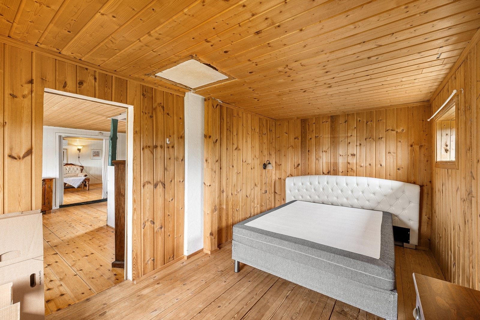 Soverommet har en tradisjonell hyttestil med heltre panel på både vegger og tak. Galleribilde