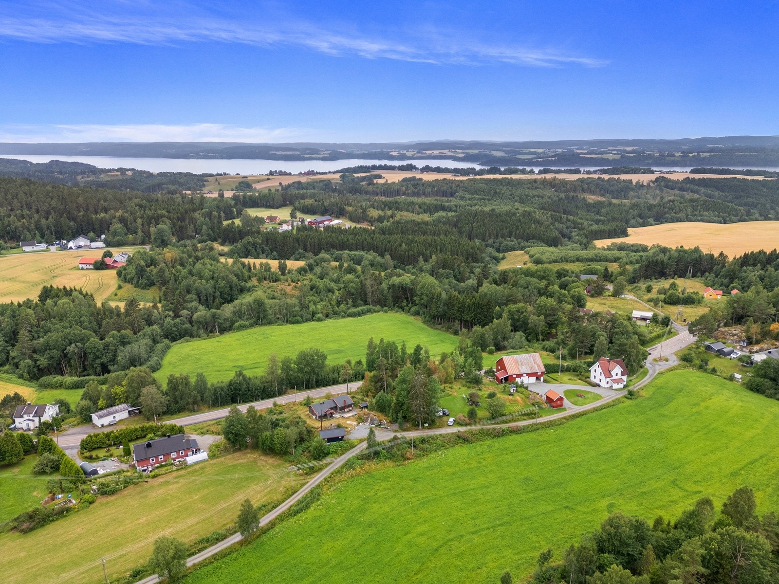 Eiendommen ligger i ett fint og naturskjønt området på Enebakkneset i Lillestrøm kommune. Galleribilde