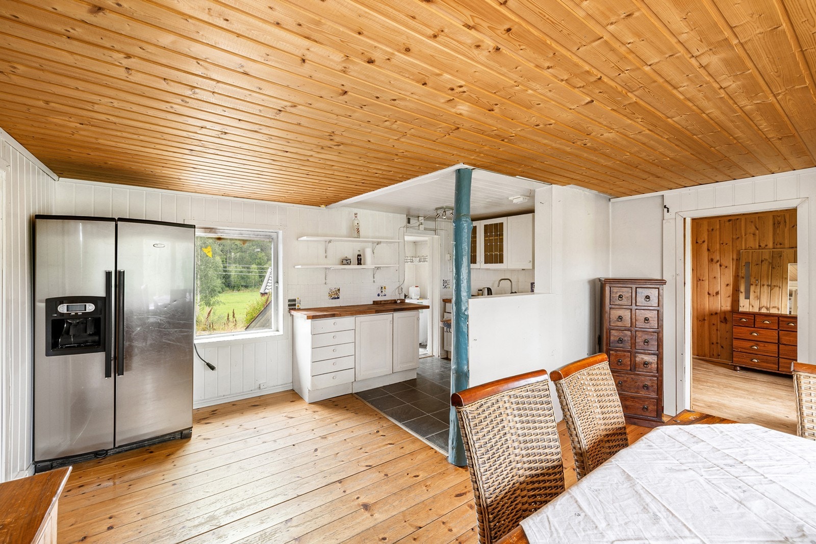 Kjøkkeninnredning med heltre benkeplate med nedfelt oppvaskkum med 1-greps blandebatteri. Galleribilde