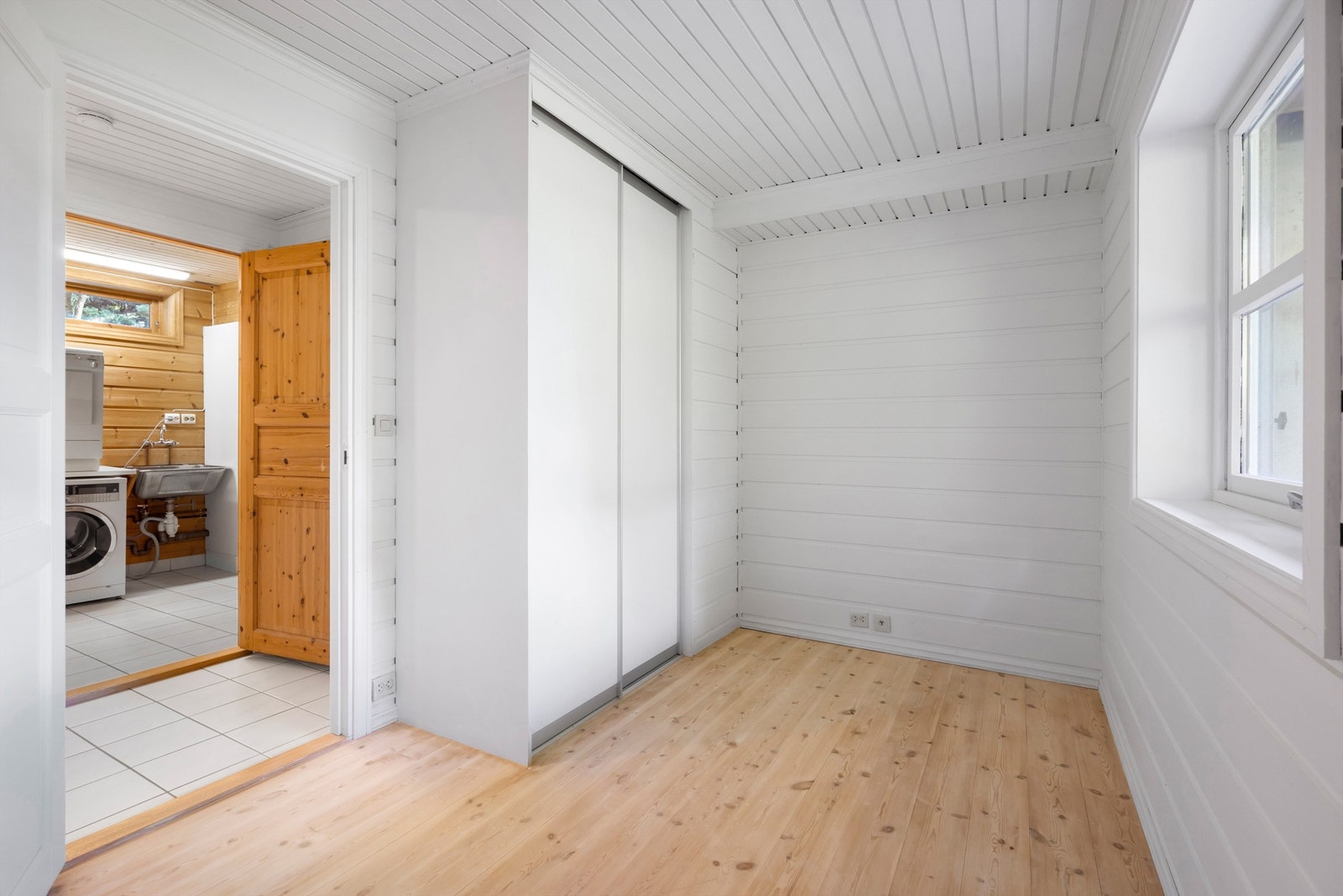 Blindveien 6B har to gode soverom med skyvedørsgarderobe Galleribilde