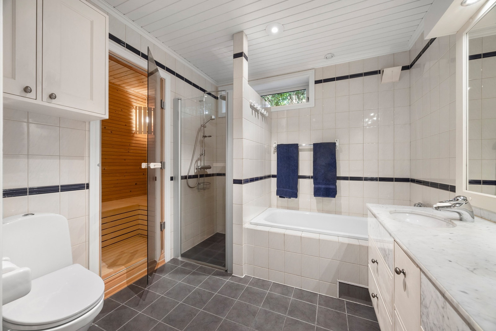Komplett bad med dusj, badekar og badstue Galleribilde