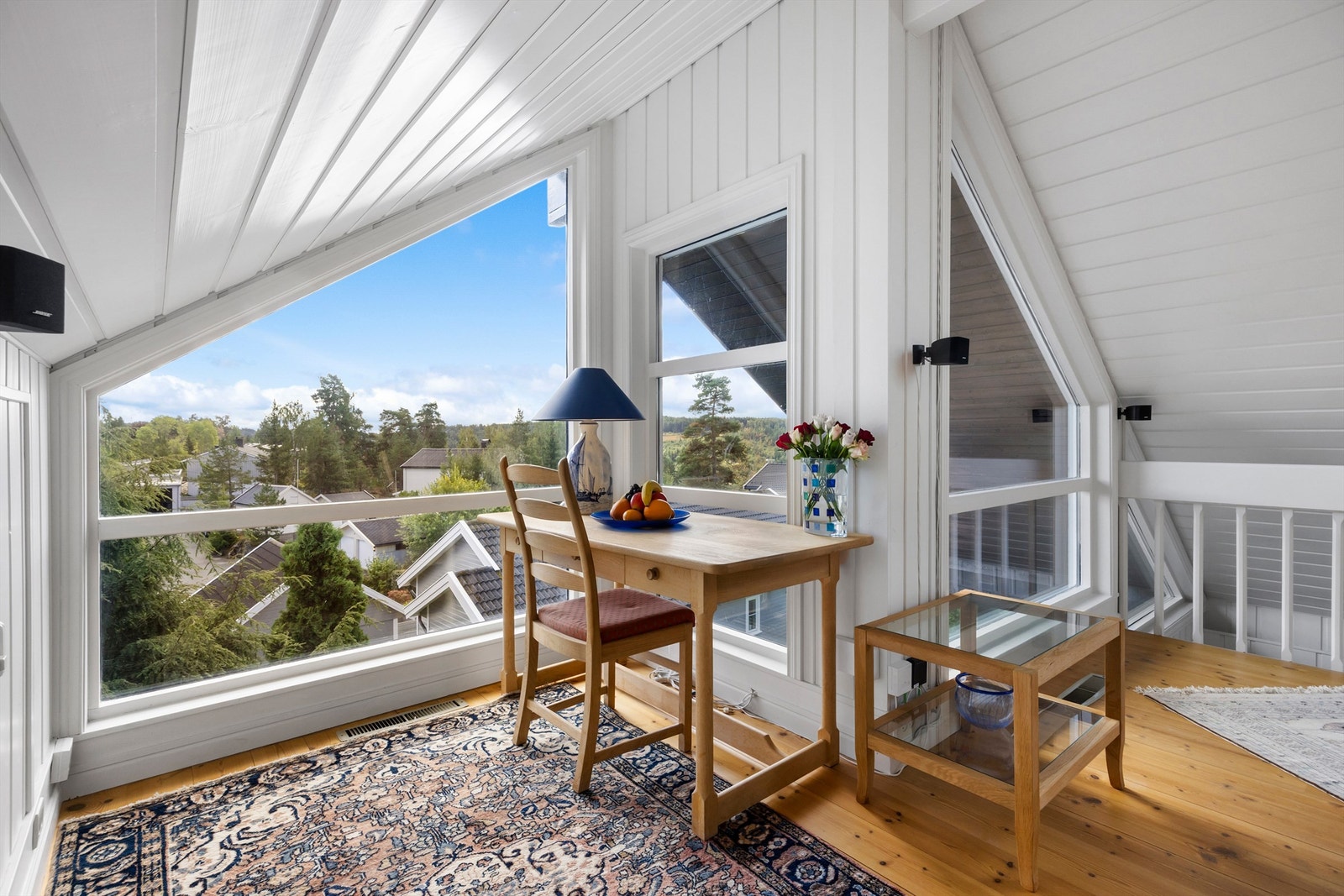 Loftsetasjen har to loftstuer og et bodrom Galleribilde