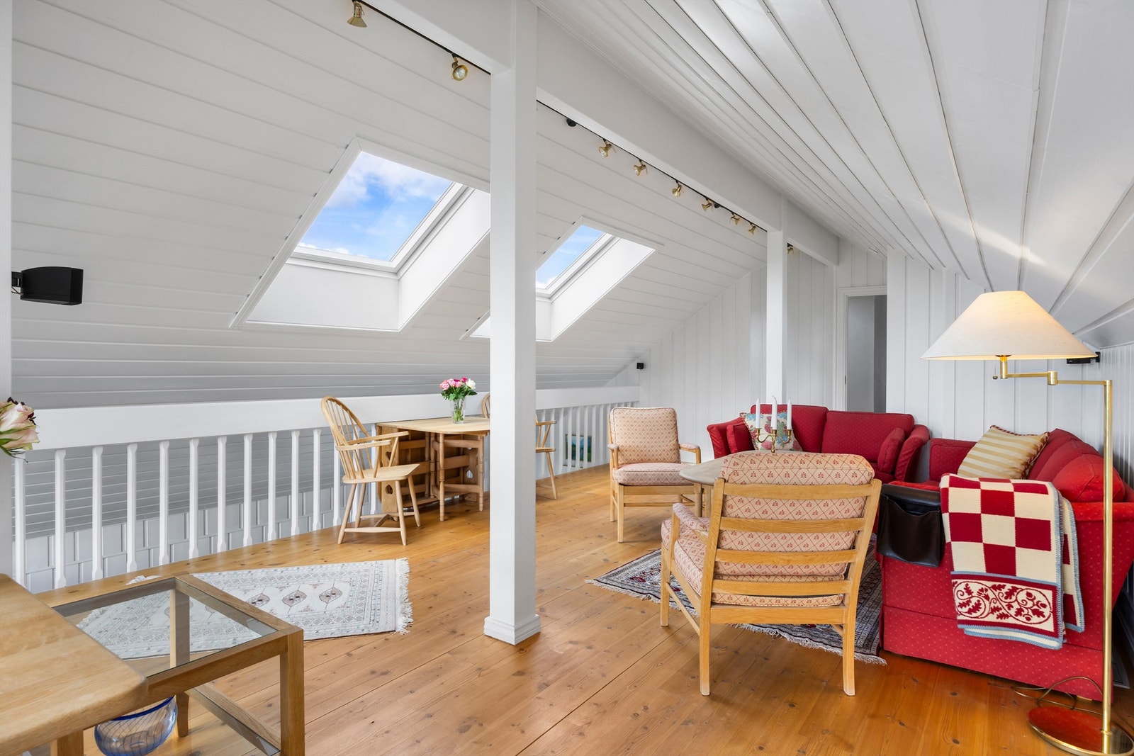 Takvinduer sørger for svært god belysning, både i loftstue og videre ned til åpent areal i etasjen under Galleribilde