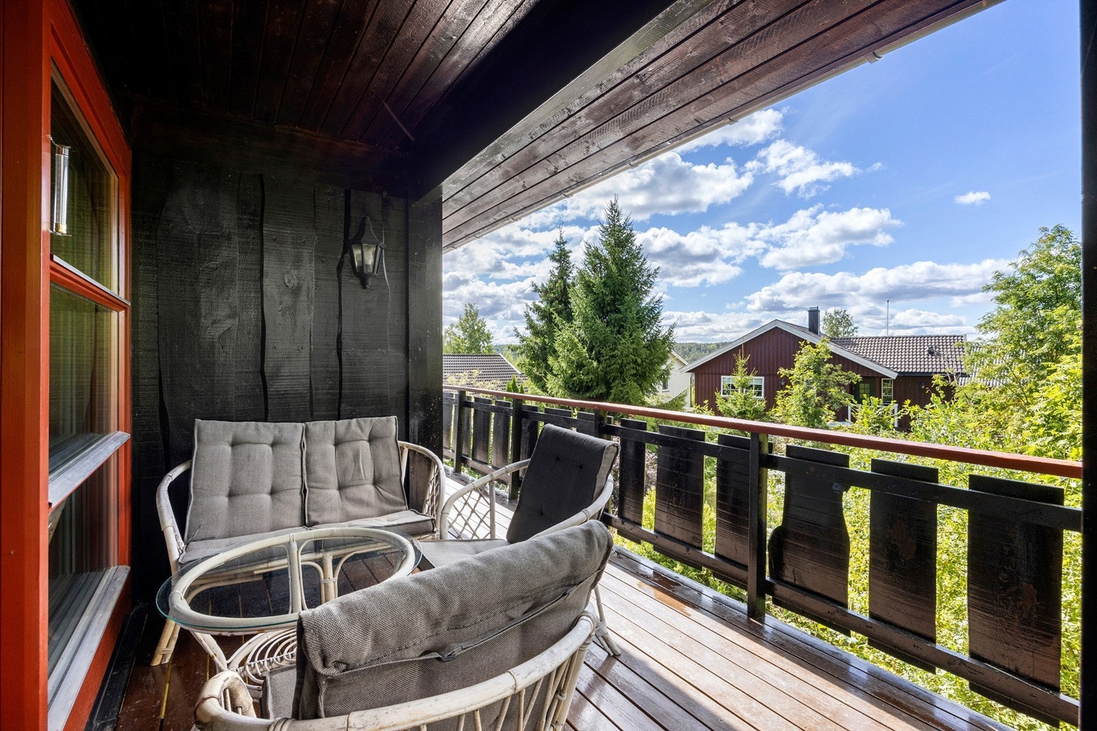 Fra stuen er det utgang til veranda med plass til hagemøbler og grill Galleribilde