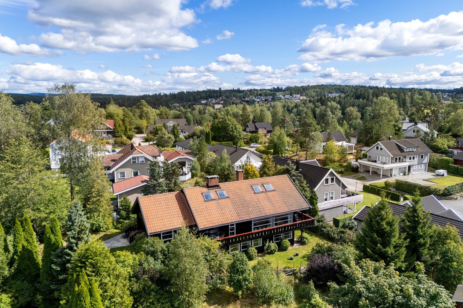 Boligen har en attraktiv og barnevennlig beliggenhet, i et populært og veletablert boligområde på Langhus Galleribilde