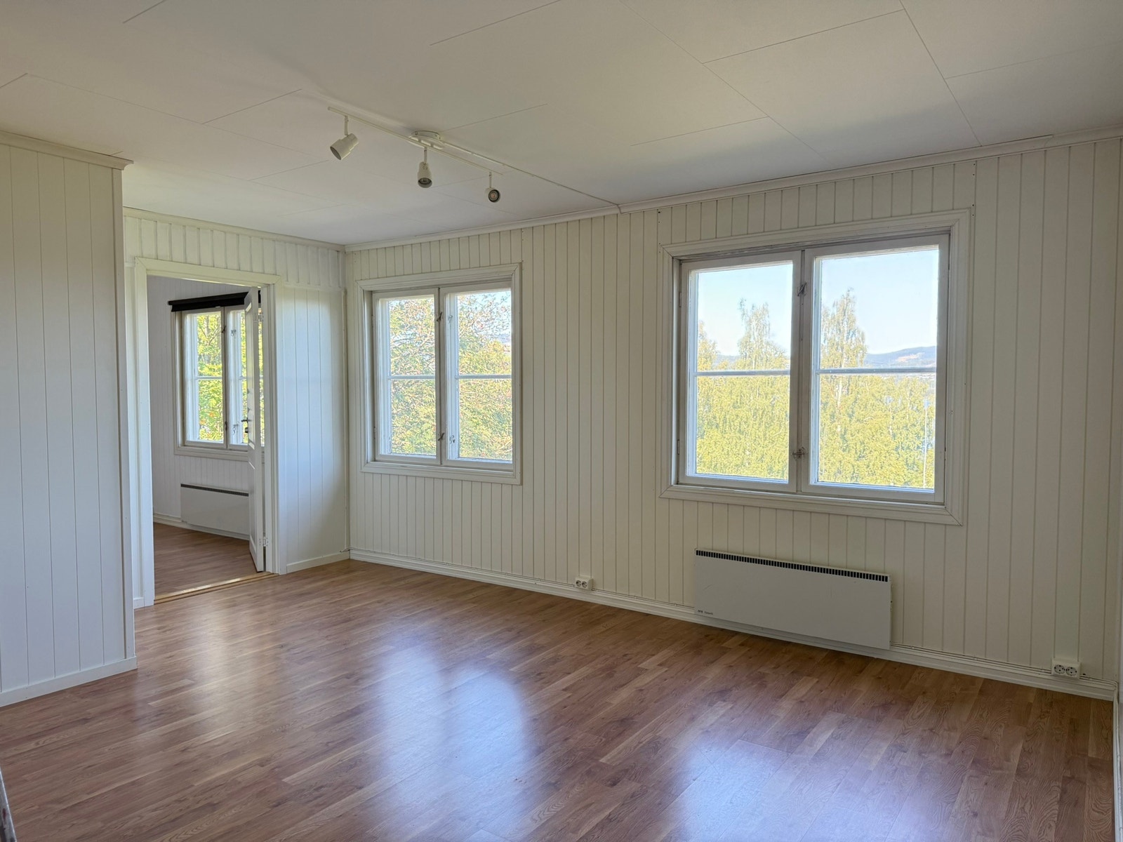 Lyst og luftig oppholdsrom med godt innslipp av dagslys Galleribilde