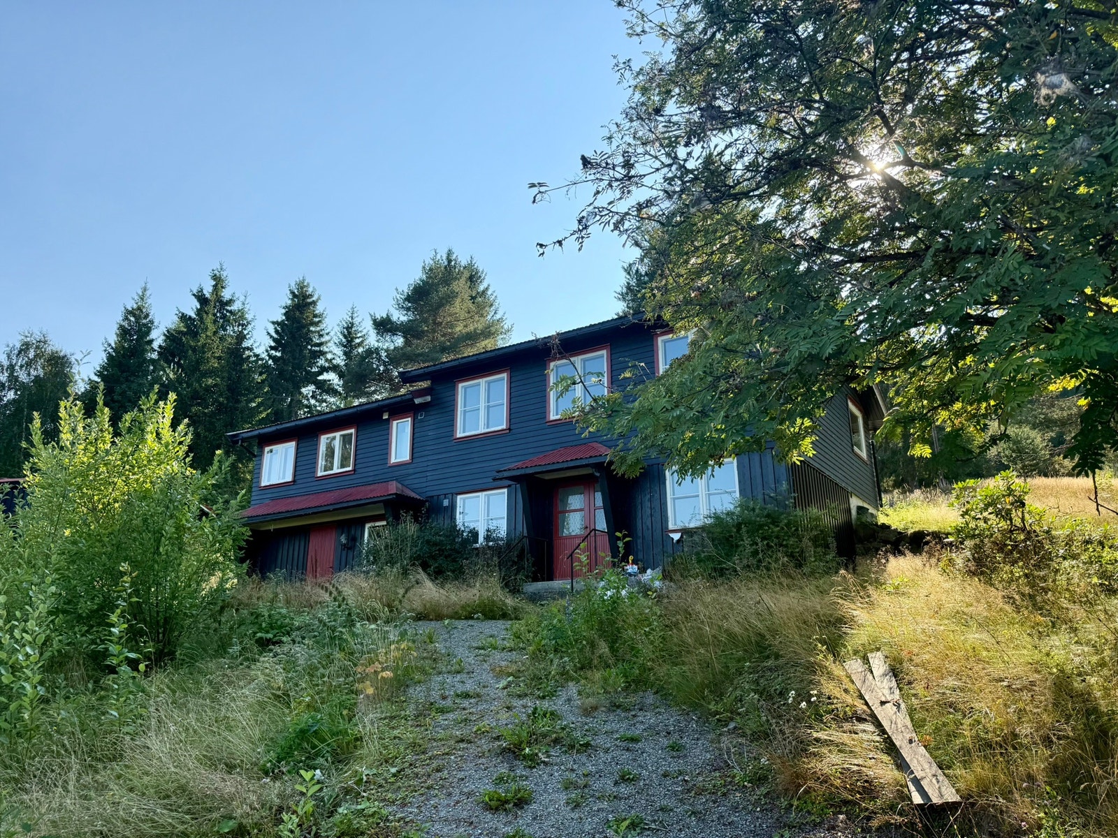 Østsiden av huset med egen inngang. Galleribilde