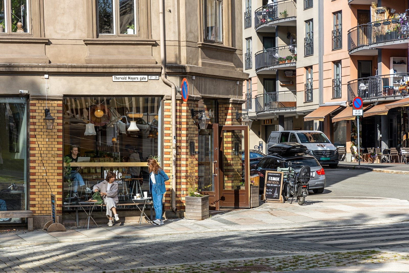 Nabolaget har et bredt utvalg av dagligvarebutikker, kafeer, restauranter og barer i gangavstand. Galleribilde