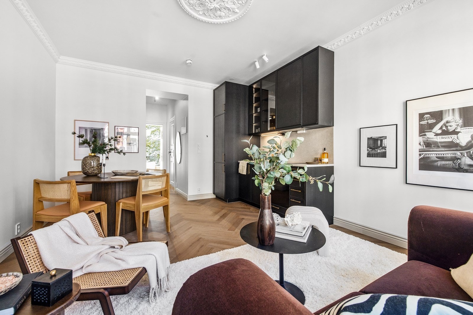 God plass til flere soner i stue. Galleribilde