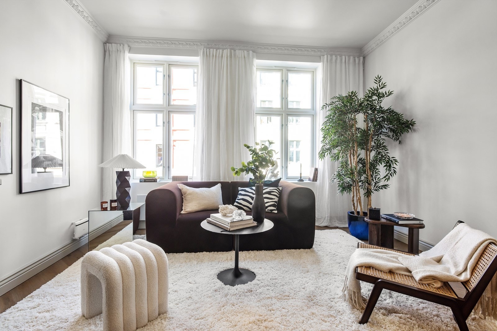 Lys og luftig stue med nye store vindusflater som slipper inn rikelig med naturlig lys. Galleribilde