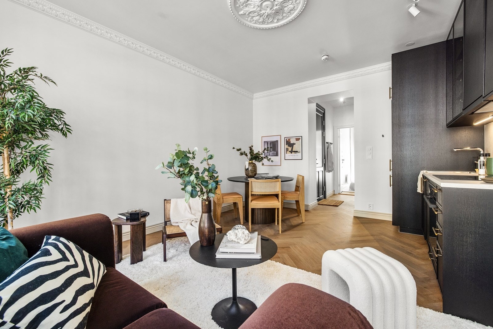 Eksklusiv fiskebensgulv gjennomgående i leiligheten. Galleribilde