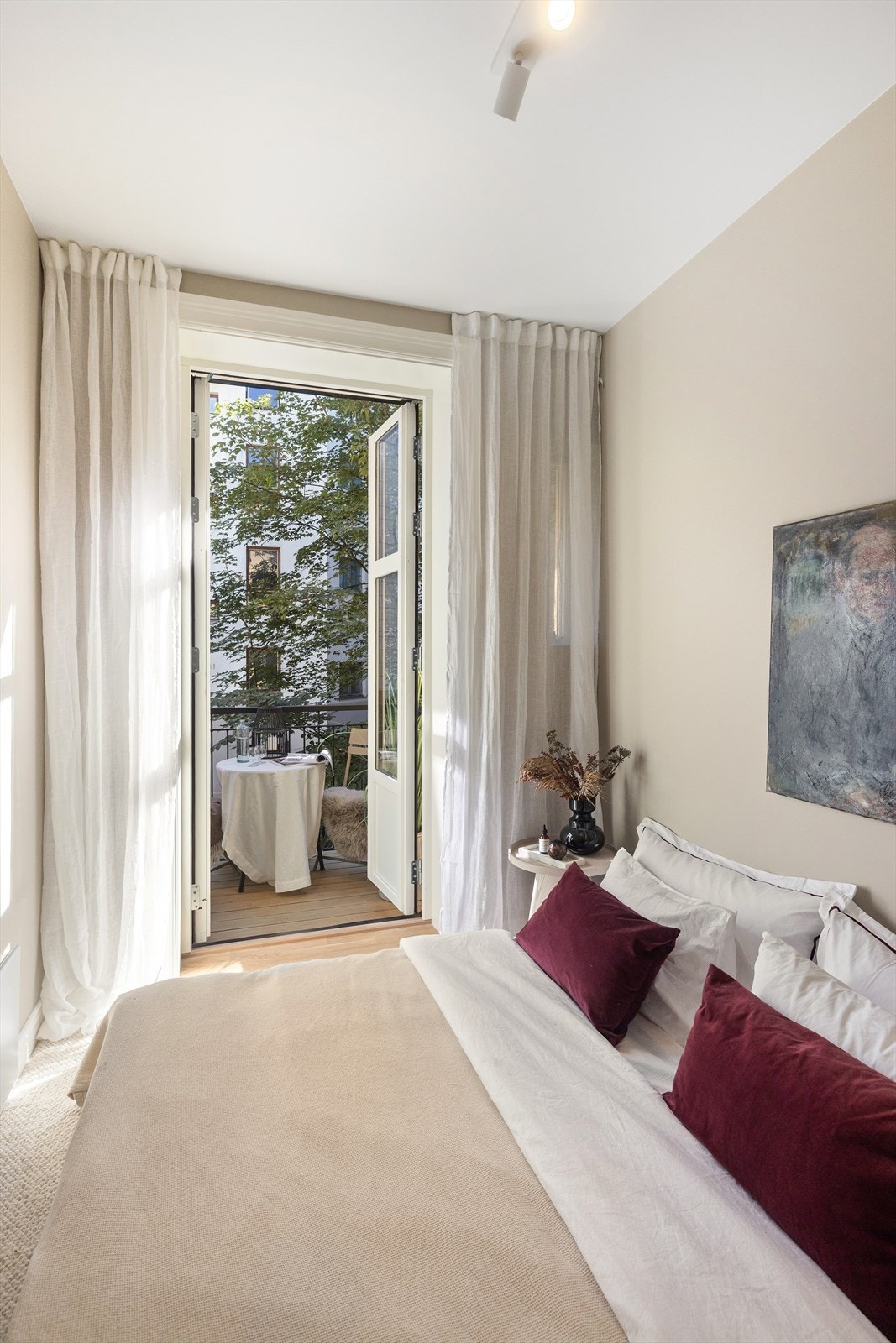 Soverom mot stille bakgård. Galleribilde