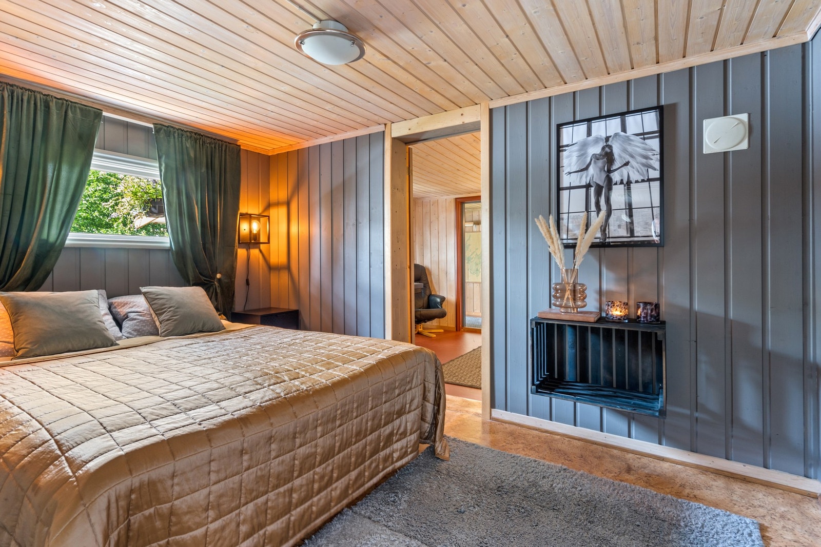 Hovedsoverommet er romslig og har tilgang fra to sider av boligen Galleribilde