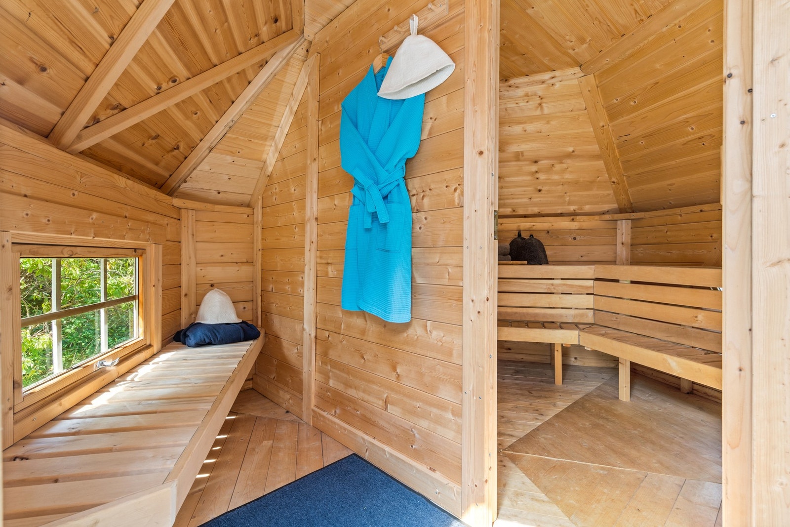 Den moderne badstuen (oppført i 2024) gir ekstra komfort og er helt ideell etter en dag på vannet Galleribilde