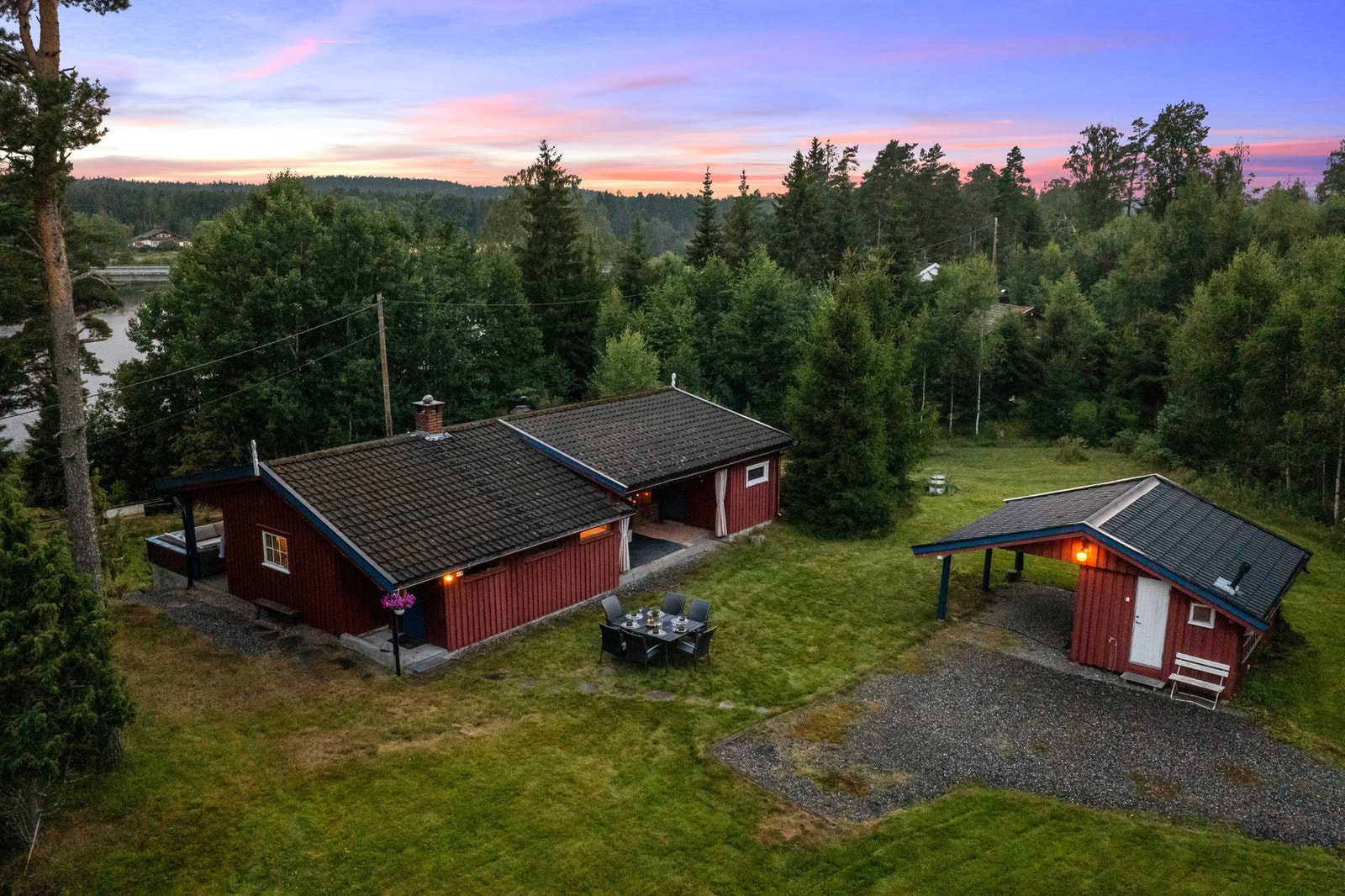 Tomten gir rikelig med parkeringsmuligheter, i tillegg til carport, og området oppleves som stille, rolig og perfekt sommeridyll Galleribilde
