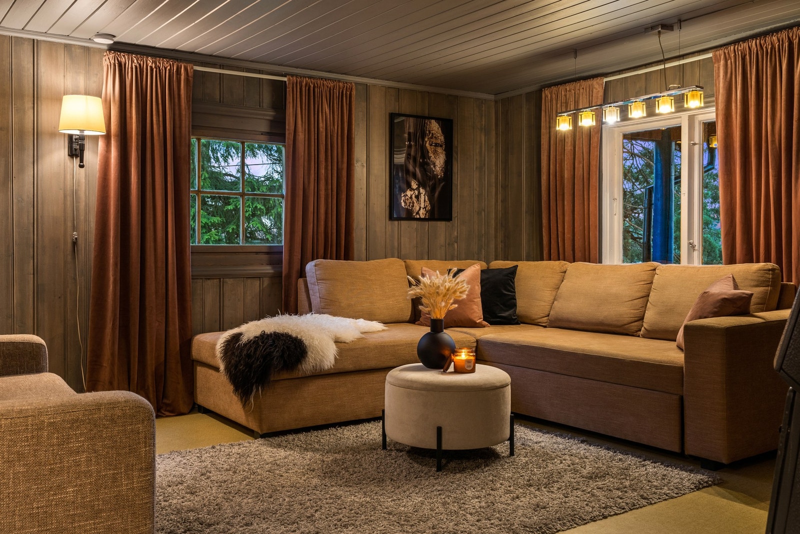 På gulv er det overflater av belegg og heltre Galleribilde