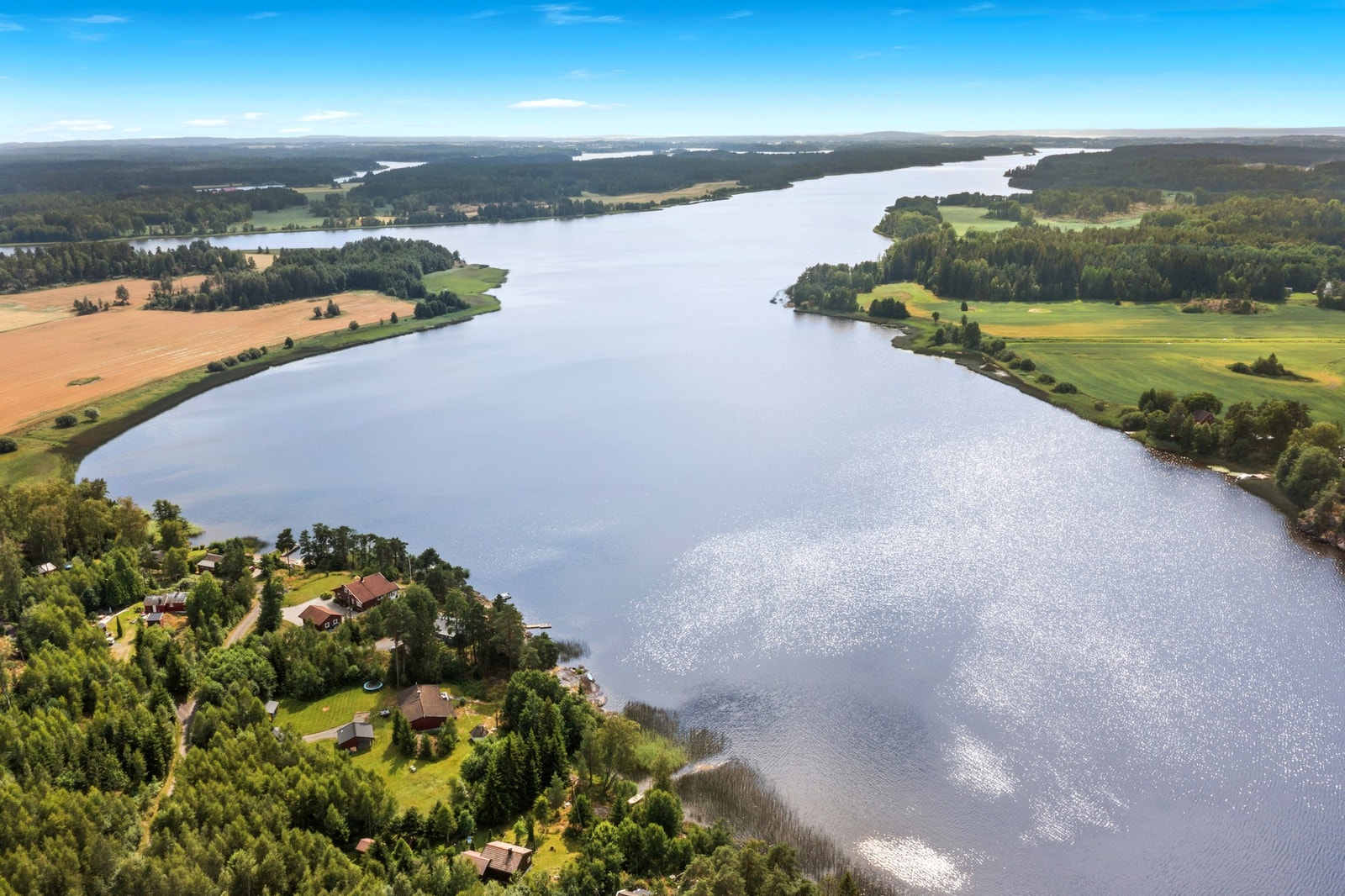 Vansjø byr på et vakkert landskap med nydelige solnedganger som setter rammen for rolige kvelder ved vannet Galleribilde