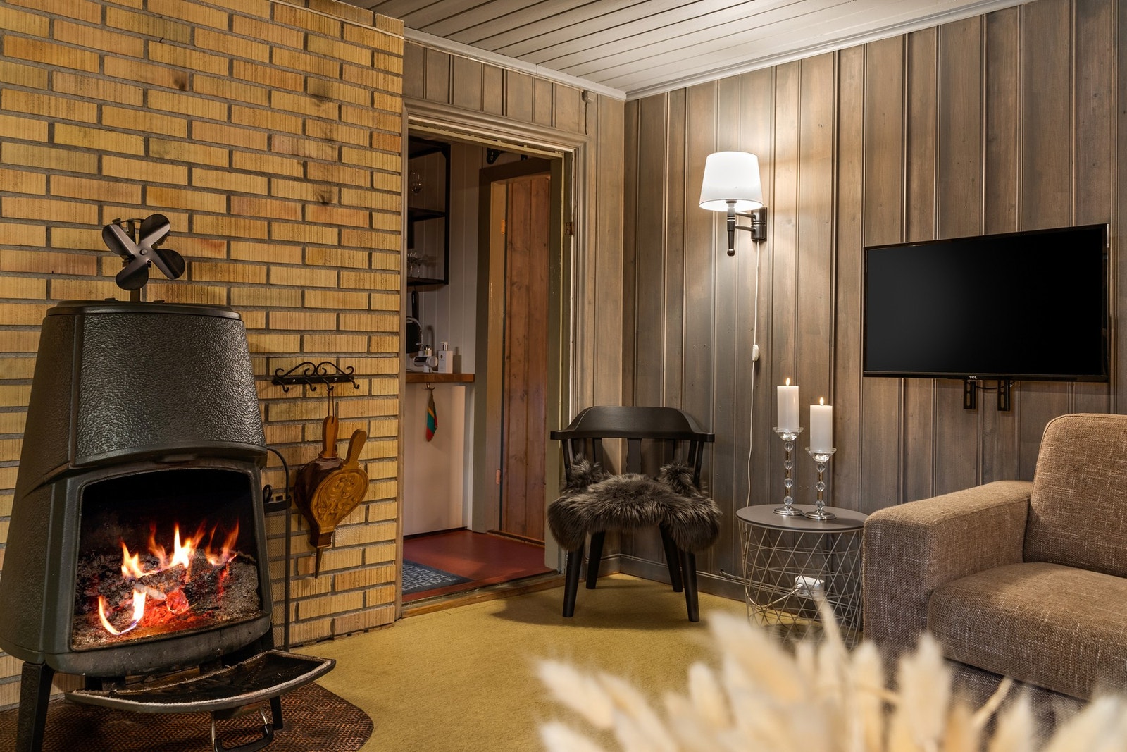 Hytta varmes opp med vedovn i stue og for øvrig elektrisk oppvarming Galleribilde