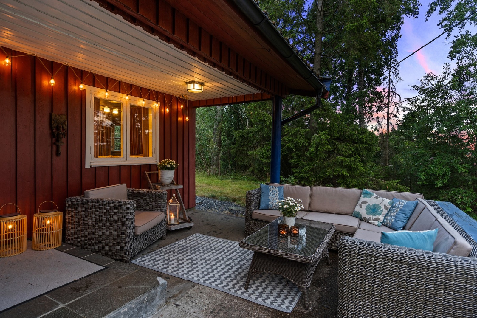 Terrassen binder hytta sammen med naturen rundt og er et naturlig samlingspunkt Galleribilde