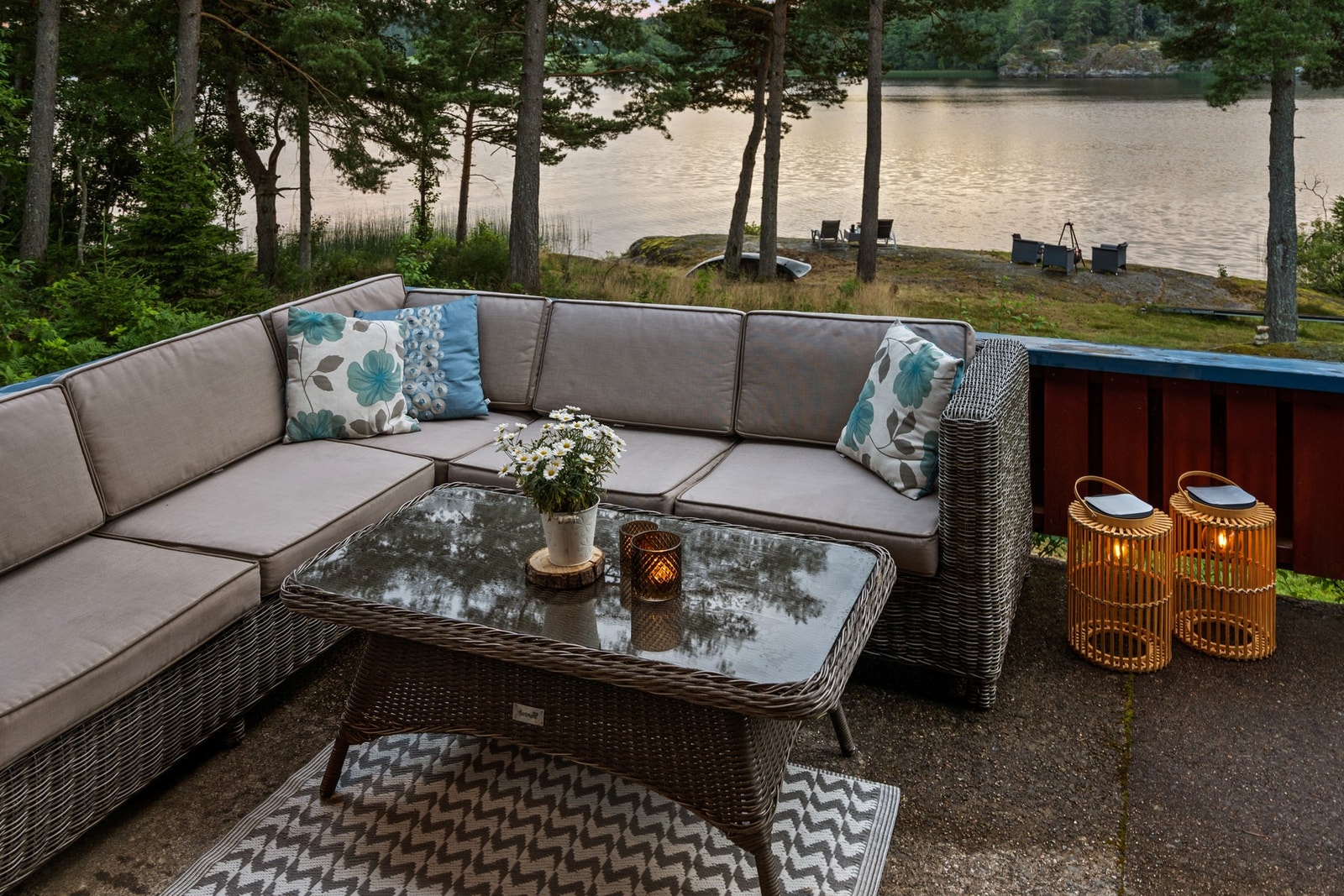 Fra boligen er det utgang til terrasse på 53 m² med utsikt mot vannet - perfekt for solrike dager Galleribilde