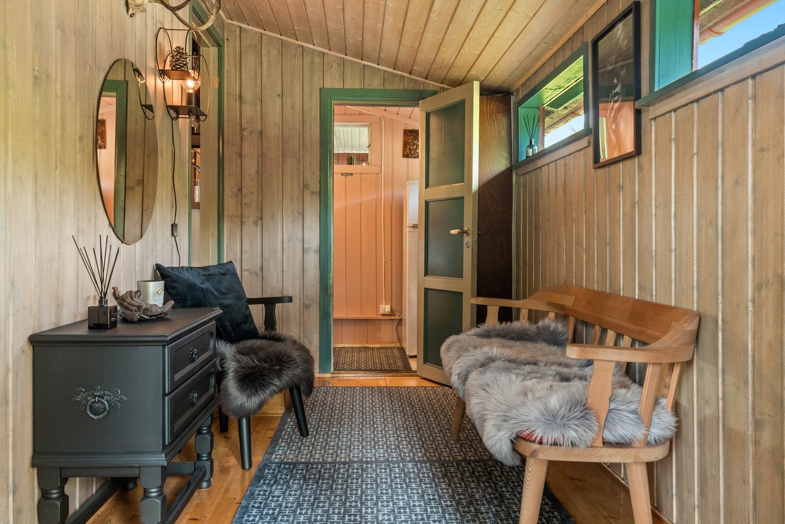 Entreen er romslig med plass til oppheng/oppbevaring av sko og yttertøy Galleribilde