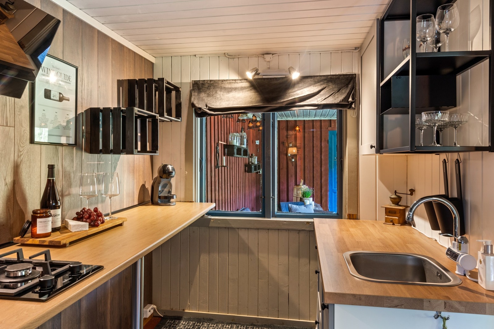 Kjøkkenet ble modernisert i 2023 og har profilerte fronter, laminert benkeplate, og integrert gassbluss Galleribilde