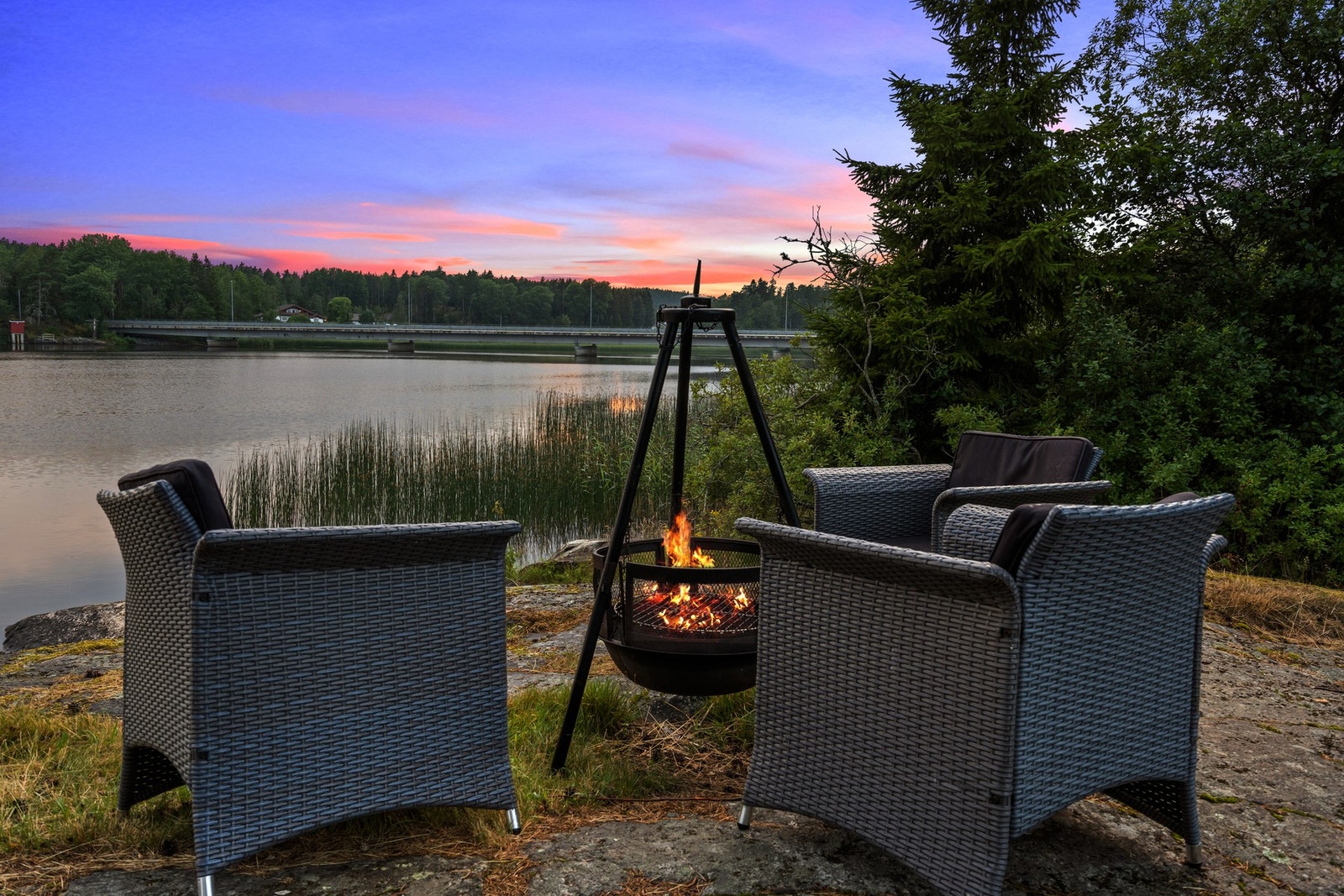 Like nedenfor hytta er det opparbeidet sittegrupper nederst ved vannkanten, et magisk sted å nyte solnedgangene Galleribilde