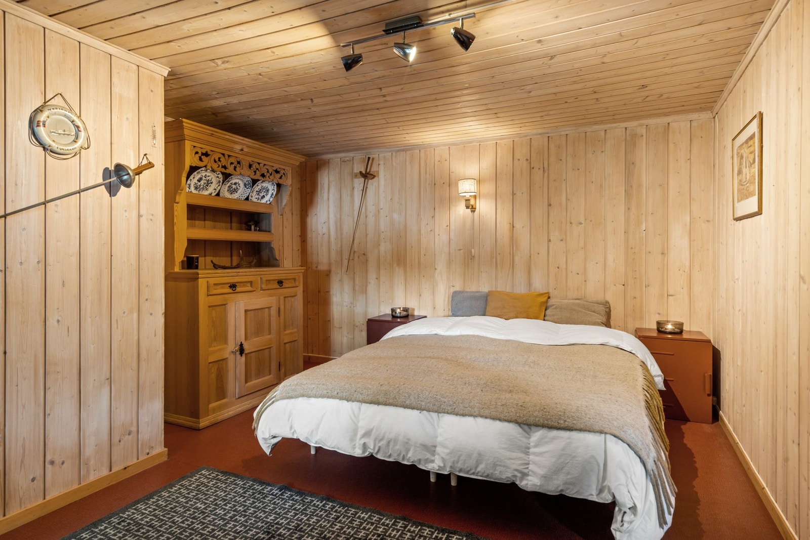 Godt utnyttet soverom med plass til både seng og oppbevaring Galleribilde