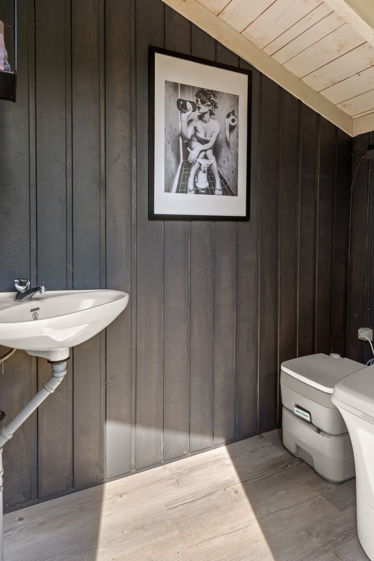 Det er oppført et praktisk toalettrom i carporten med enkel standard og tilgang Galleribilde