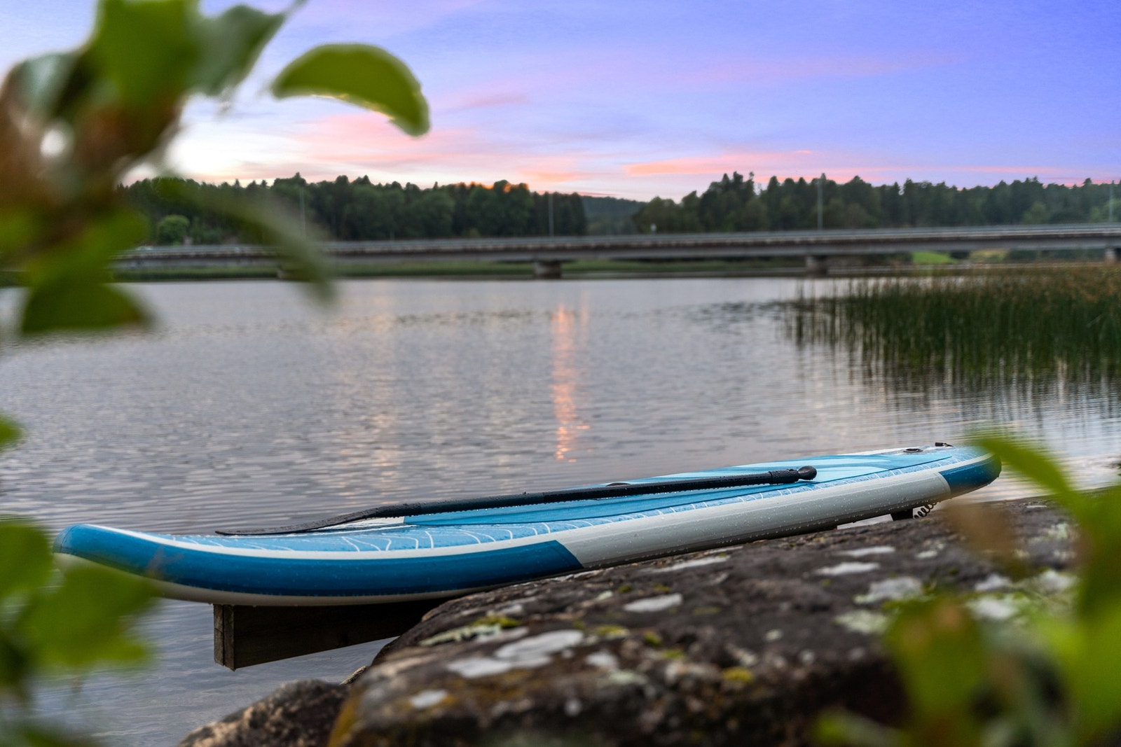 Her kan du nyte naturen på sitt beste med sjøen og solnedgangen rett utenfor døren Galleribilde