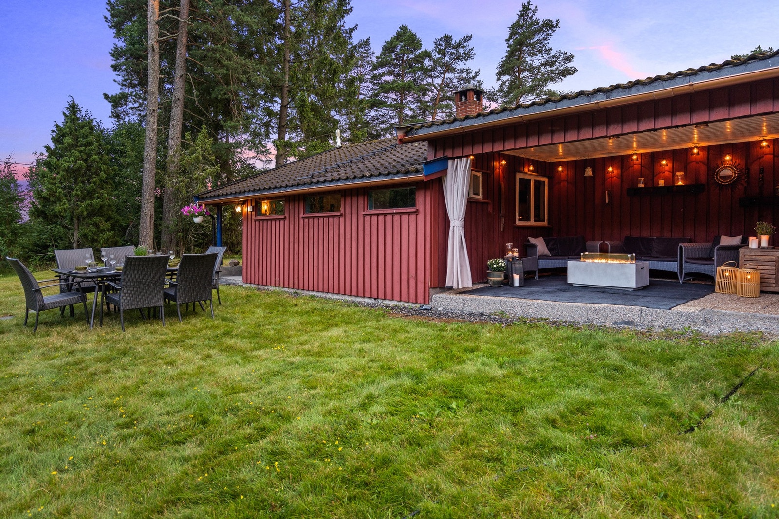 Stor terrasse, pent opparbeidede uteområder og solrike sitteplasser gjør det enkelt å senke skuldrene og nyte livet Galleribilde