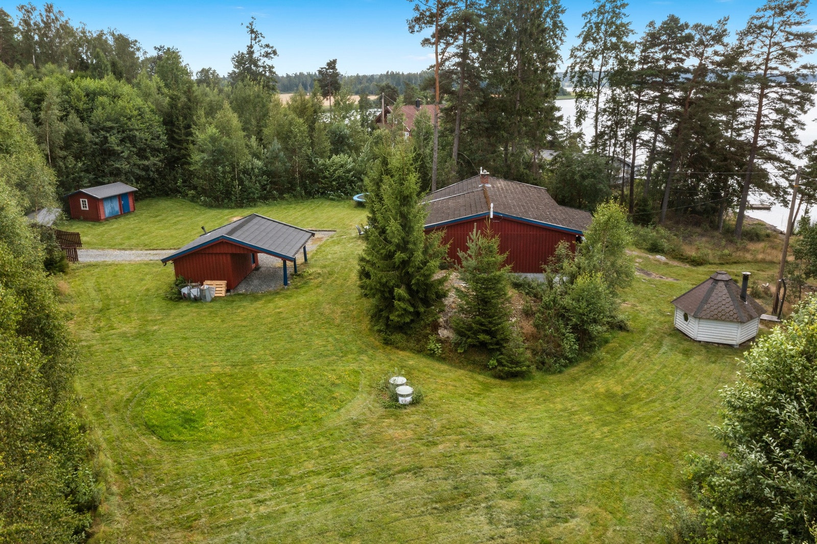 På eiendommen finner du også et anneks (antatt 2018), bod med toalettrom og carport, samt en nyinnsatt badstue fra 2024 Galleribilde