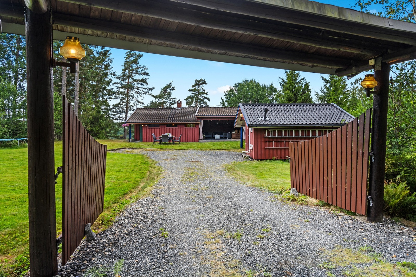 Det er helårsvei helt frem til hytta som blir brøytet om vinteren Galleribilde