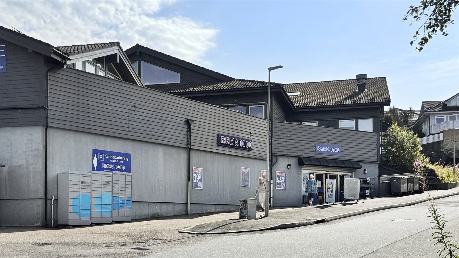 Dagligvarebutikk i kort gangavstand rett over bakketoppen, der det også er servicetilbud som legekontor, fotpleier, tannlege og fysioterapeut Galleribilde