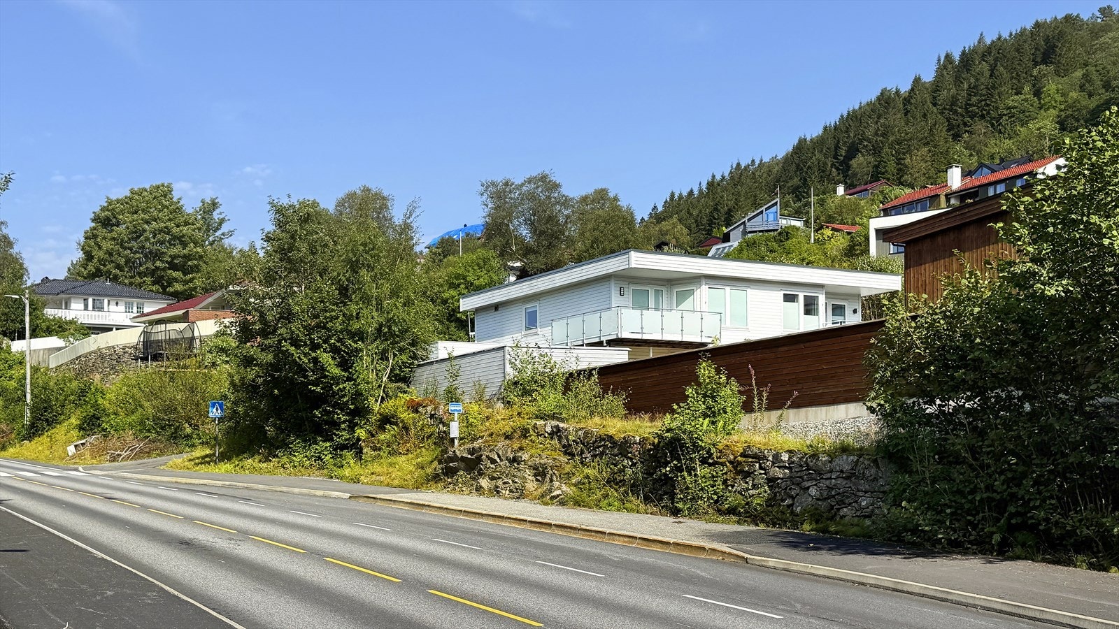 Offentlig kommunikasjon er lett tilgjengelig med flere busstopp like ved, bl.a. holdeplass for linje 3 rett nede i veien med hyppige avganger oppover mot Åsane Terminal og utover mot Mjølkeråen Galleribilde