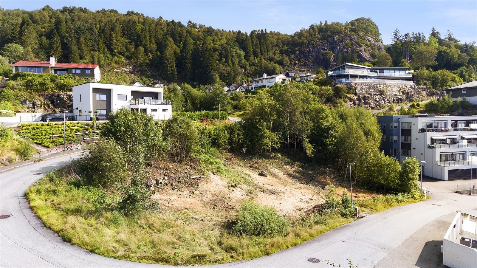 Tomten er 1 597 m² og ligger med enkel adkomst Galleribilde