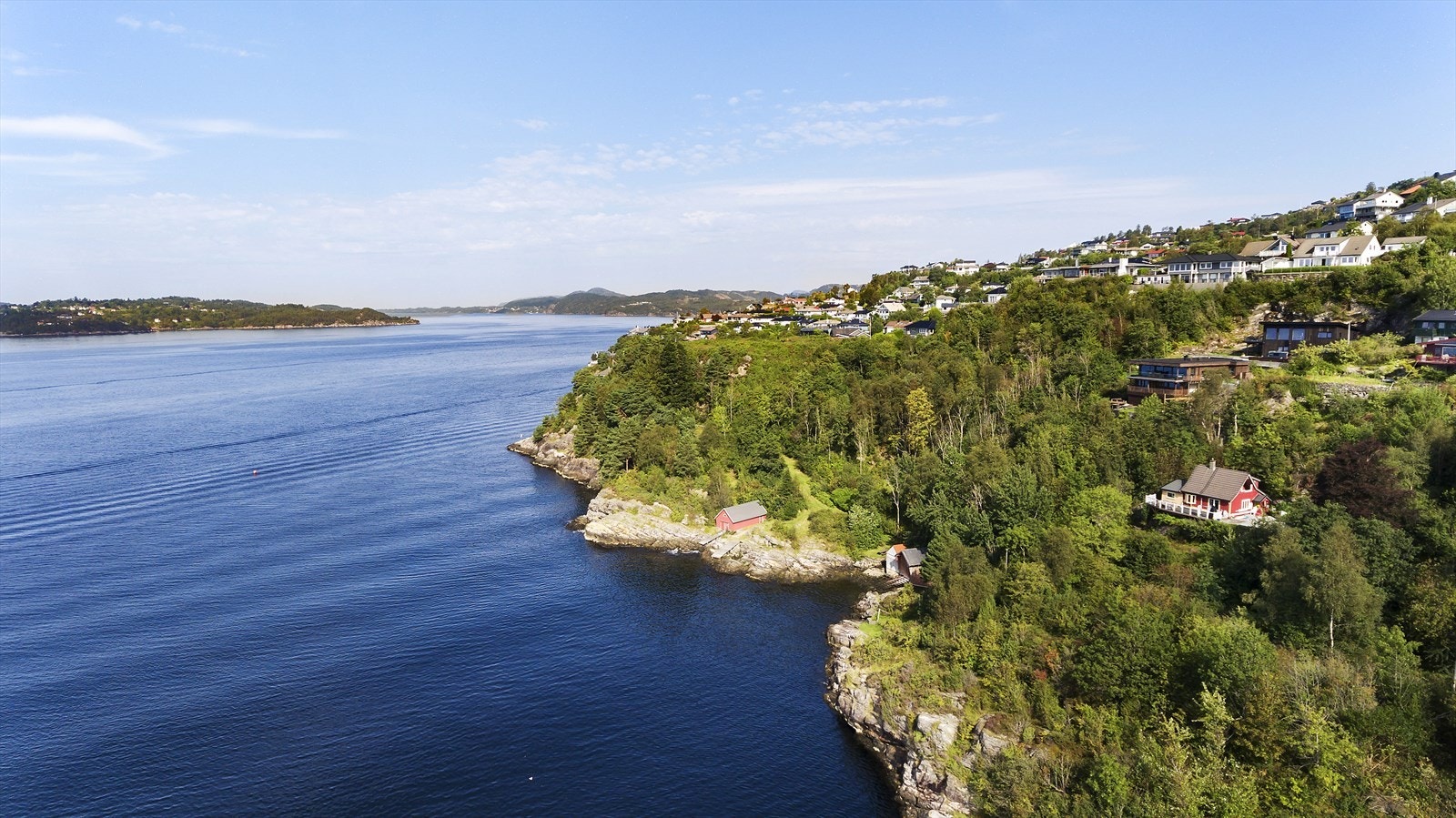 Fine tur- og rekreasjonsområder i nærområdet med bla. Morviksanden badeplass og tursti opp til Geitanuken Galleribilde