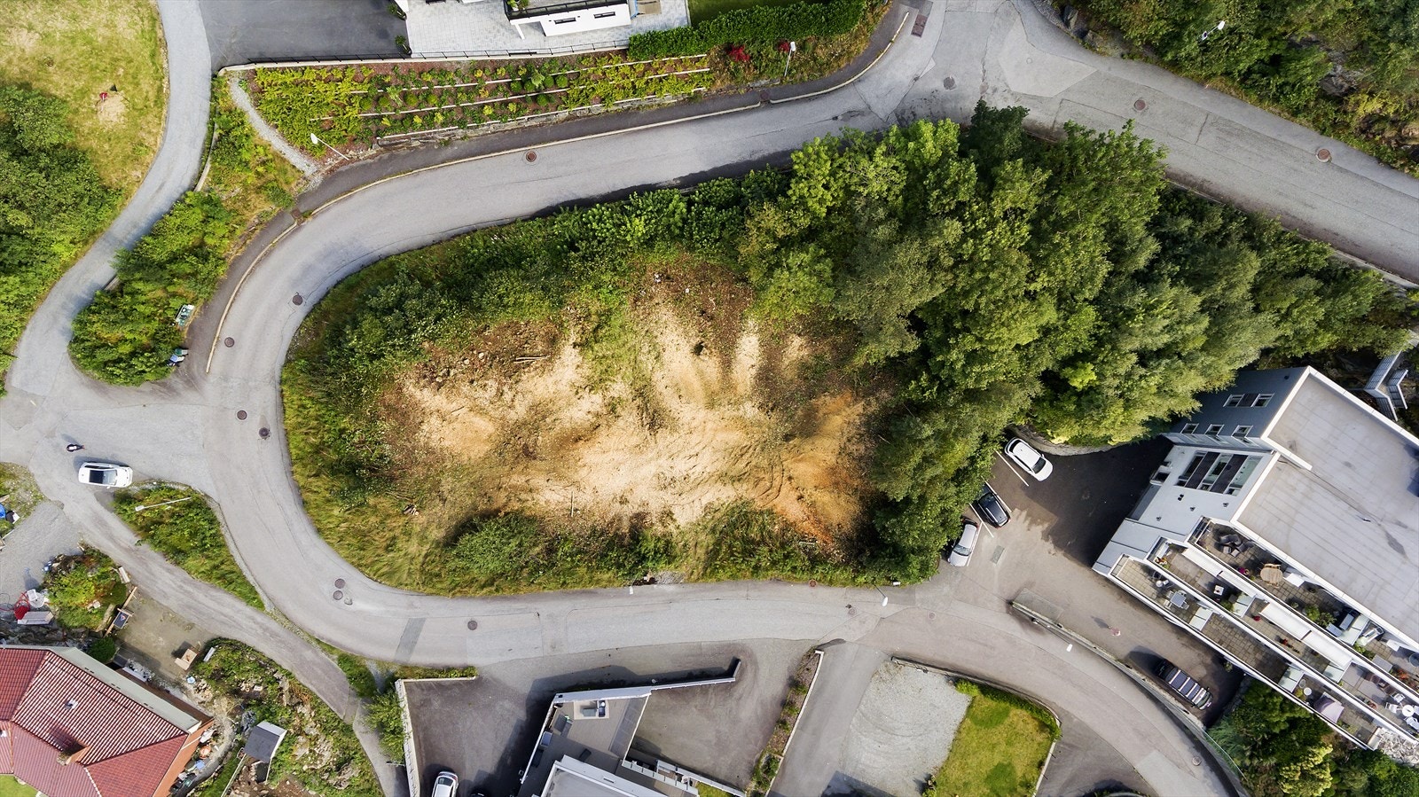 Tomten ligger i en innersving, med adkomstvei på tre sider. Mot øst grenser den til et sameie med 8 leiligheter, der et lite bekkefar går ved grensen mellom eiendommene Galleribilde