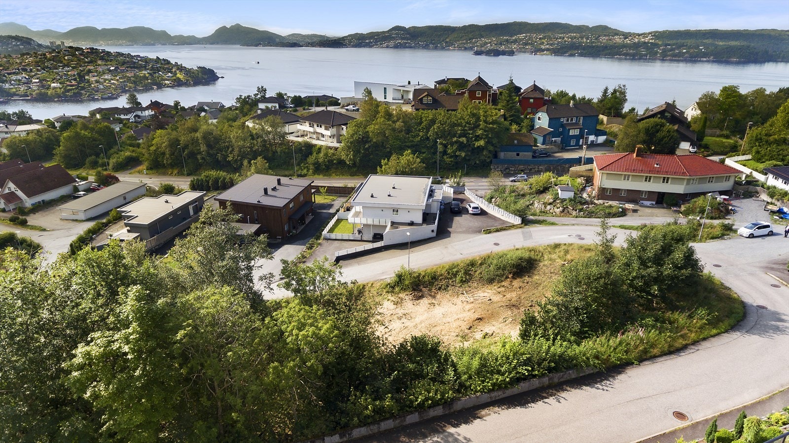 Tomten har en sør- og sørvestvendt helling med svært gode solforhold Galleribilde