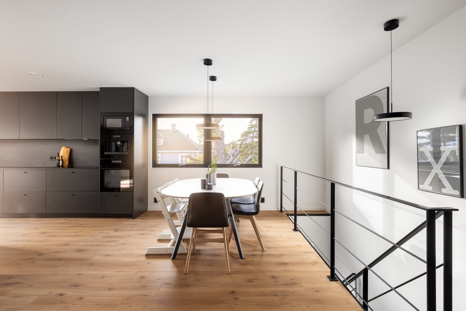 Legg også merke til de sorte detaljene som er gjennomført i alt fra rekkverk til belysning og el-stikk. Galleribilde