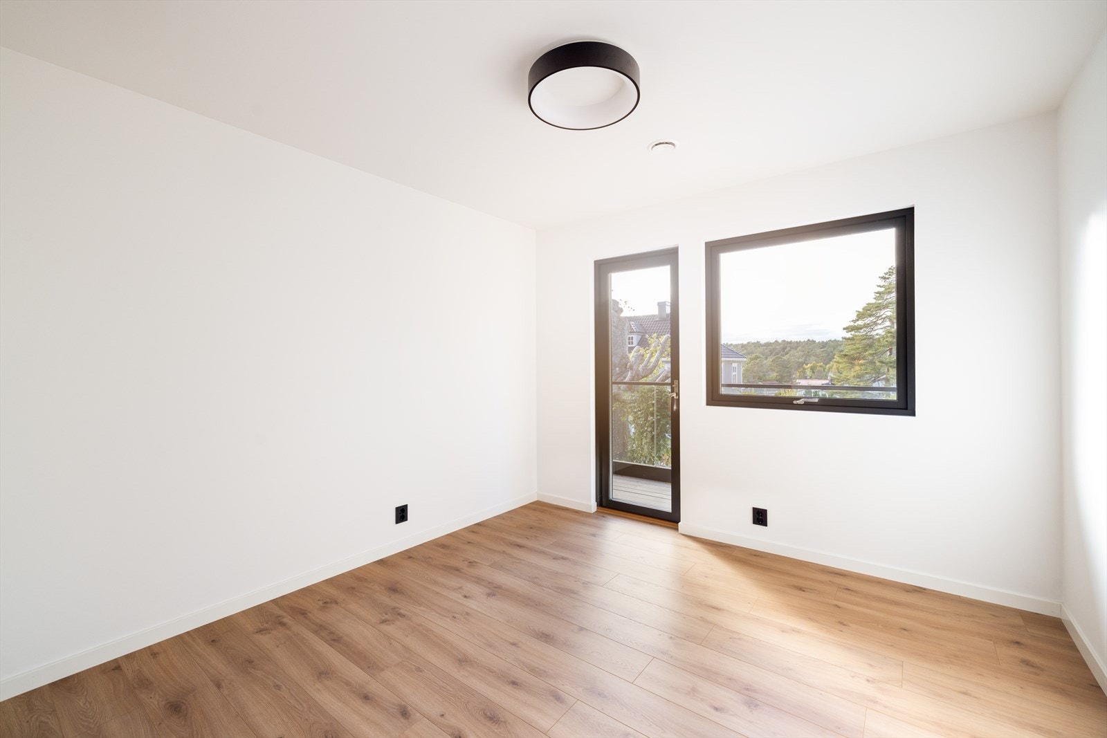 De to andre soverommene på hovedplan er av god størrelse og har laminatgulv med varmefolie. Et av soverommene har utgang til balkong mot vest. Galleribilde