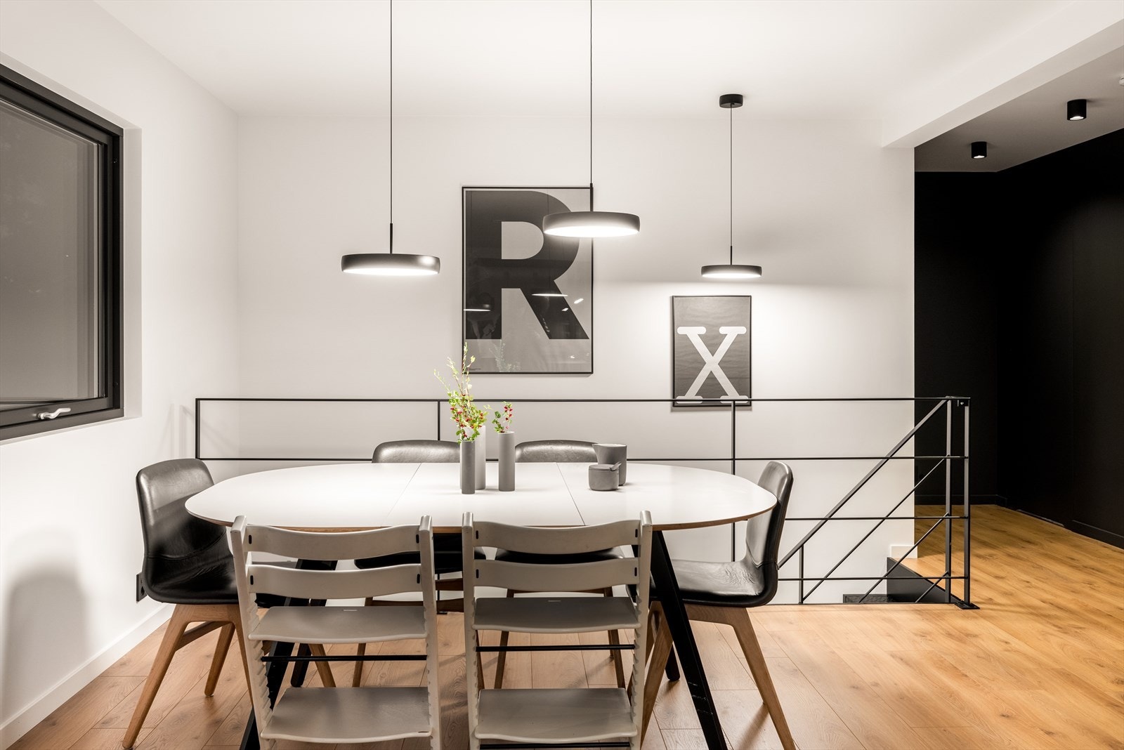 Inntil kjøkkenet er det en god spiseplass. Galleribilde