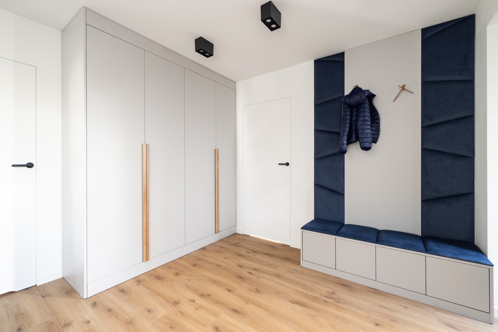 Hallen har spesialtilpasset møblement med sittebenk og plass til yttertøy. Her er også godt med oppbevaringsplass i garderobeskap. Galleribilde