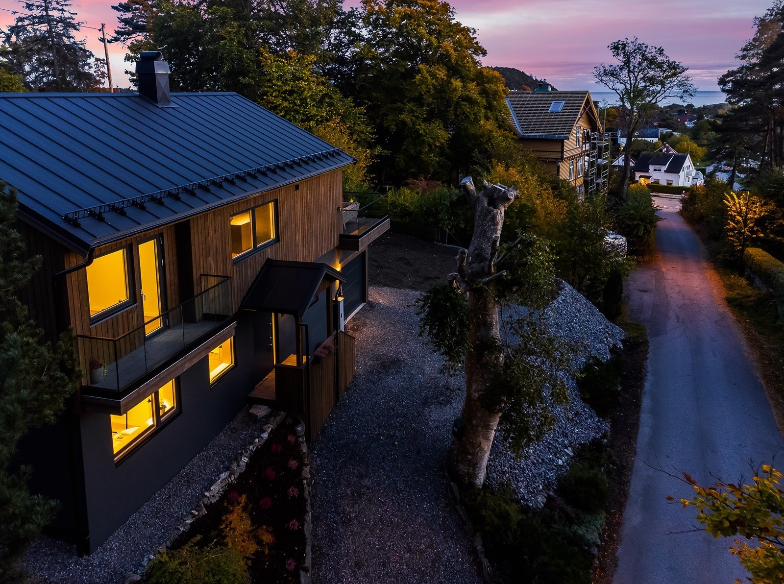 Høykvalitets smarthus med garasje, sjøutsikt og unike, spesialtilpassede løsninger beliggende sentralt i idylliske Langesund. Galleribilde