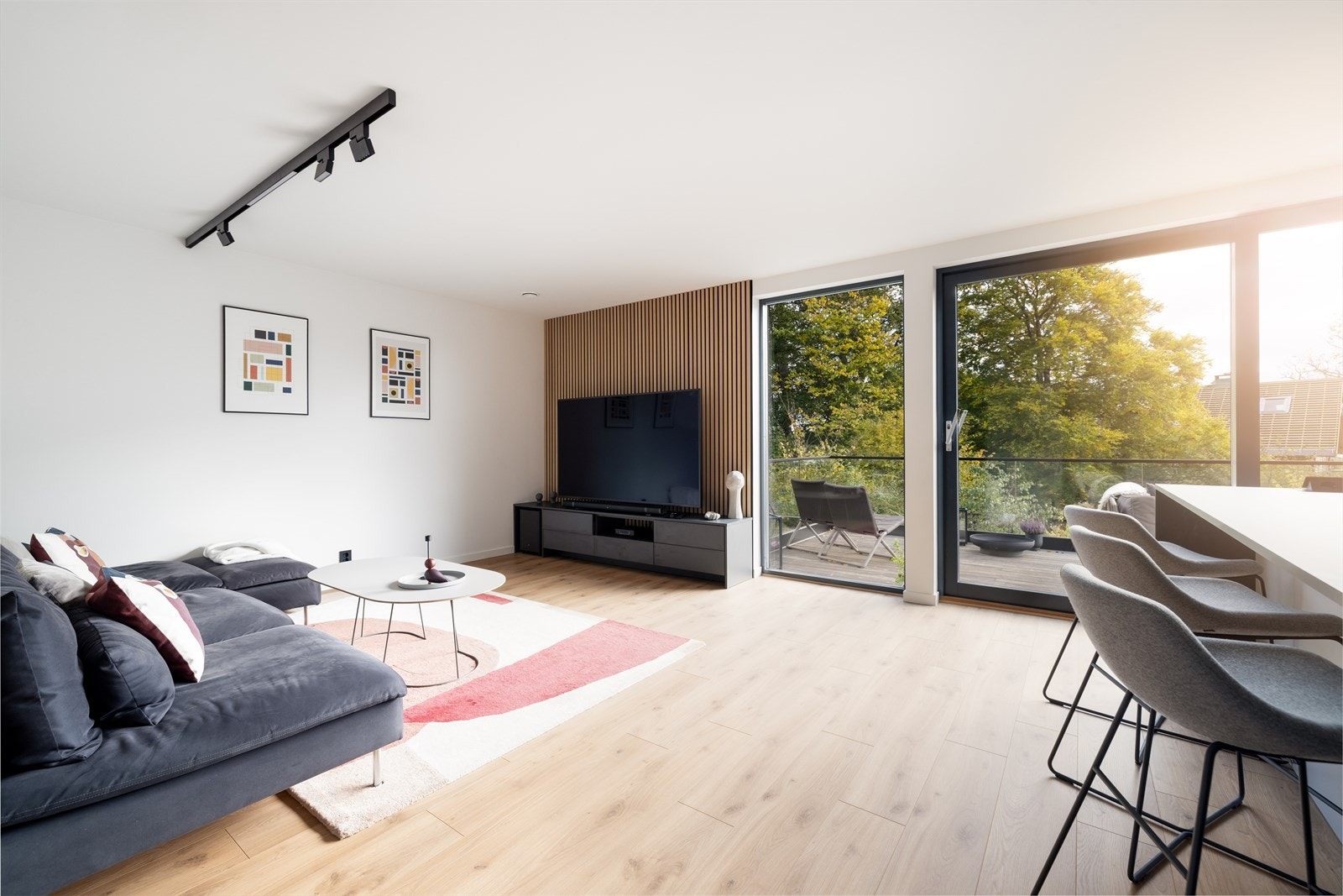 I dagligstuen er det spilevegg bak tv-skapet som tilfører rommet både varme, dybde og kontrast. For øvrig er tv-skapet skreddersydd til stuen og medfølger i salget. Galleribilde