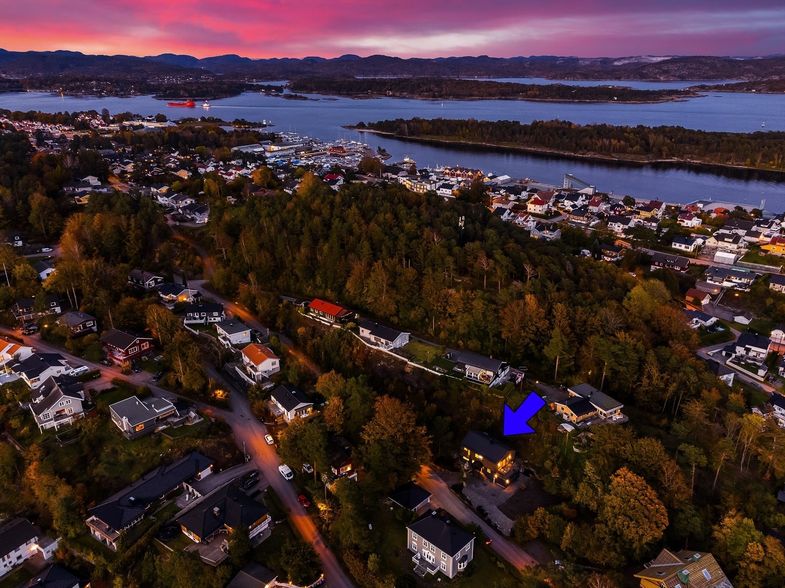 Gode bussforbindelser i nærområdet, med bussholdeplasser langs Bambleveien som ligger like ved. Galleribilde