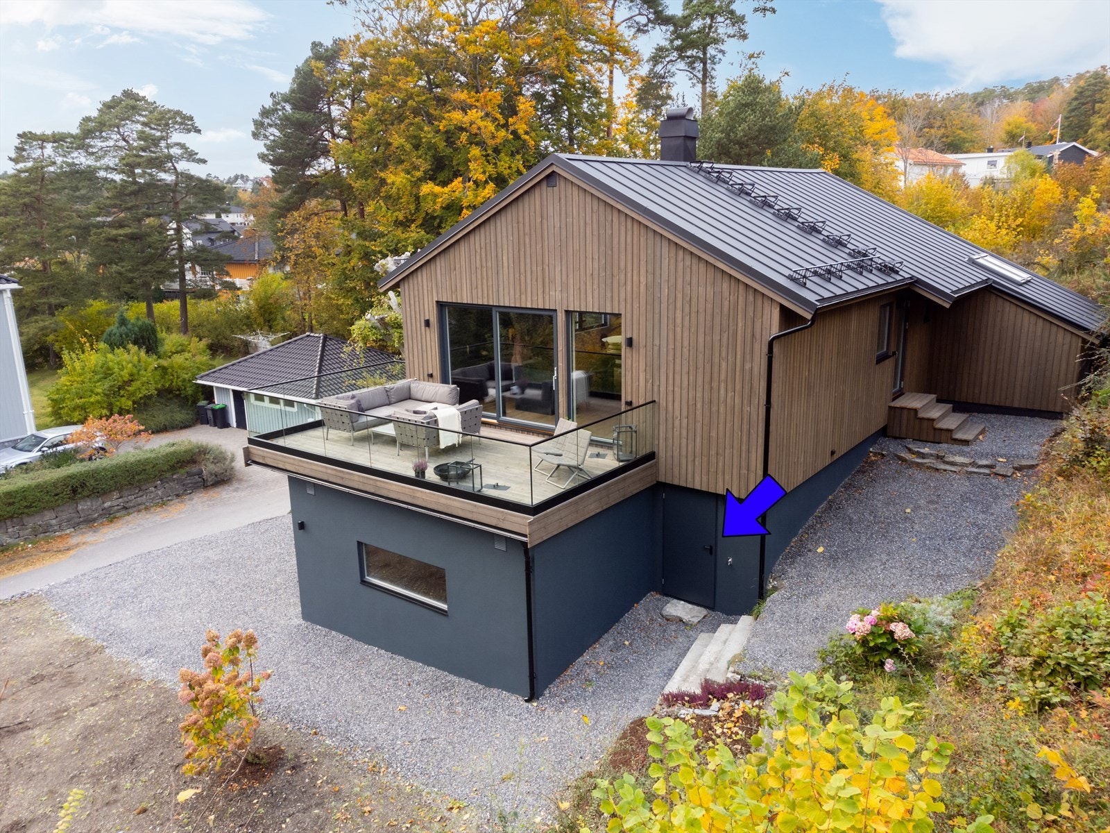 Det er etablert bod på sørsiden av boligen på 7,6 m2 med utvendig adkomst som vist på bilde. Galleribilde