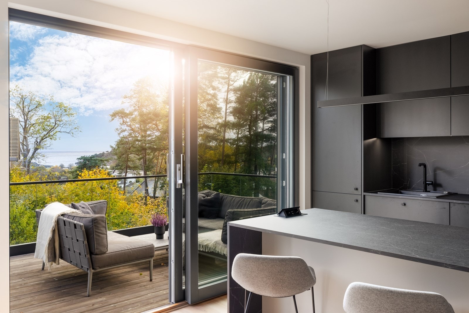 Boligen ligger høyt og fritt, med gode sol- og utsiktsforhold. Galleribilde