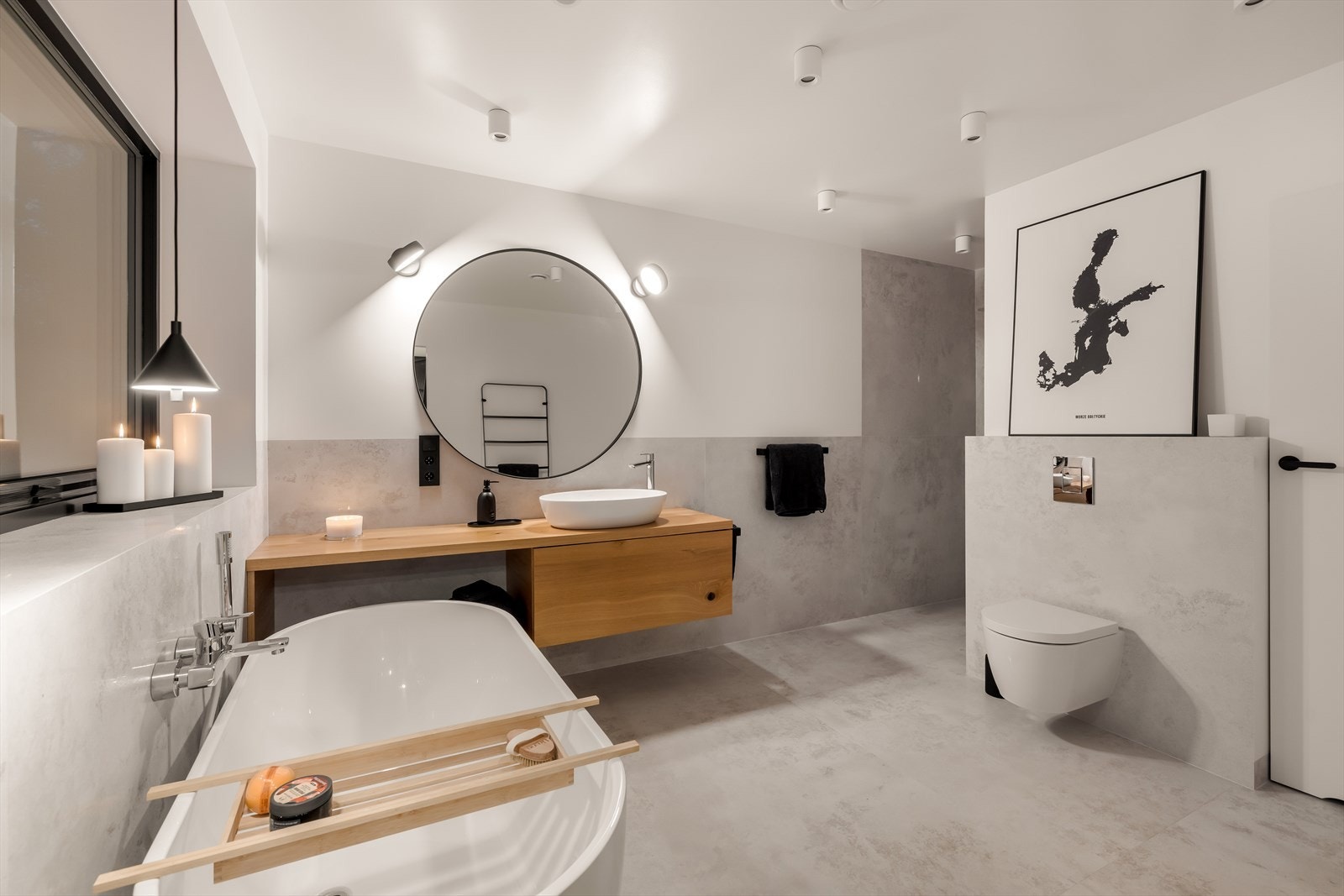 Nydelig helfliset bad i underetasjen på hele 10,1 m2, med brede vinduskarmer og en lun atmosfære. Badet er også innredet med badekar i ovalt design og vegghengt toalett. Galleribilde