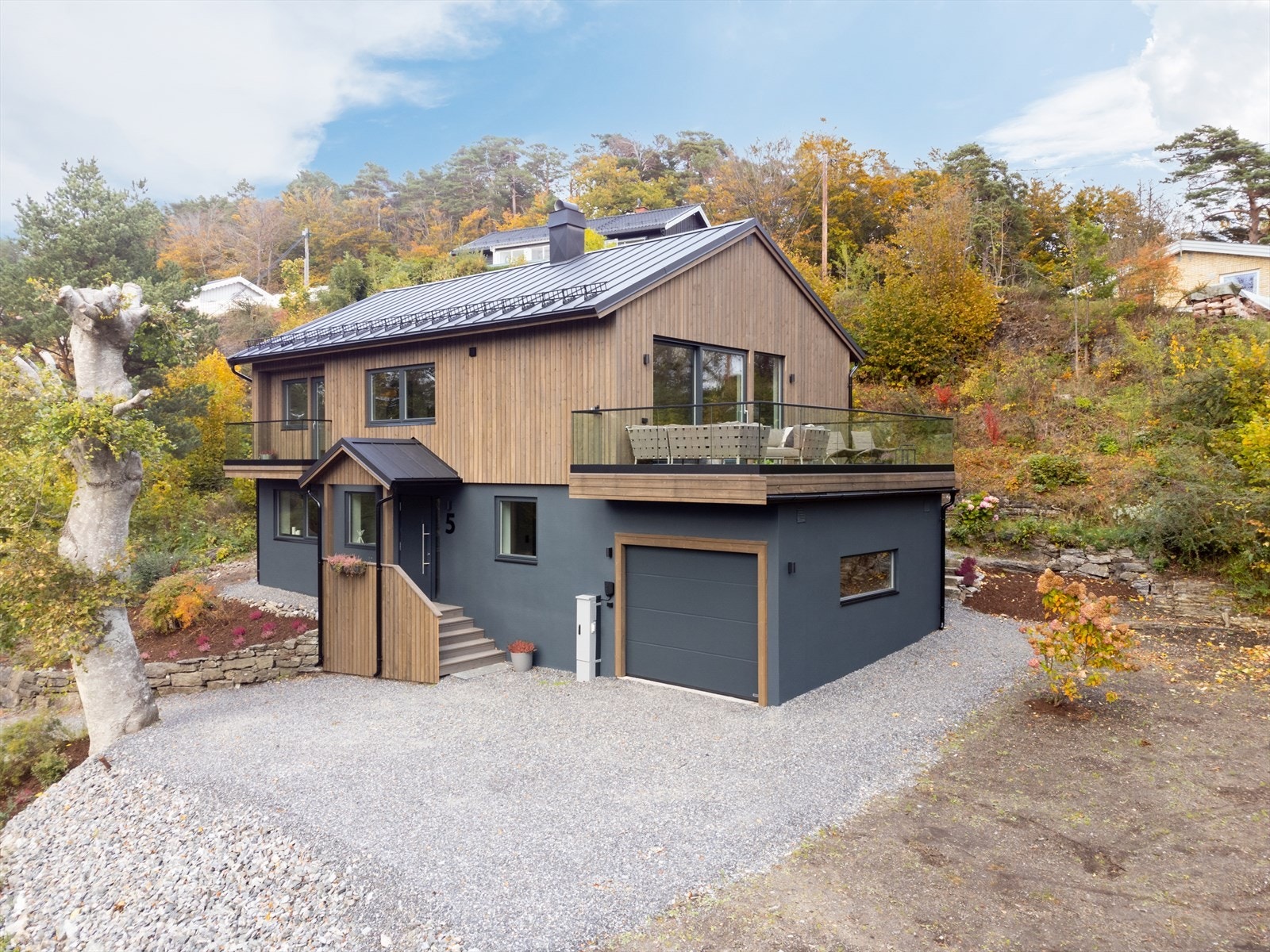 Tomten har meget god beliggenhet i boligfeltet med gruset innkjørsel hvor det er flere biloppstillingsplasser på egen tomt, rett ved inngangsdøren samt parkering i egen tilliggende garasje. Galleribilde